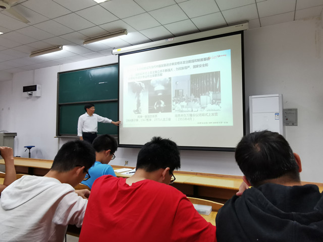 1571993138627155.jpg 吕金海副校长走进“形势与政策”课堂照片(0)_副本.jpg